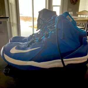 Boys Nike high tops, fun color, good condition